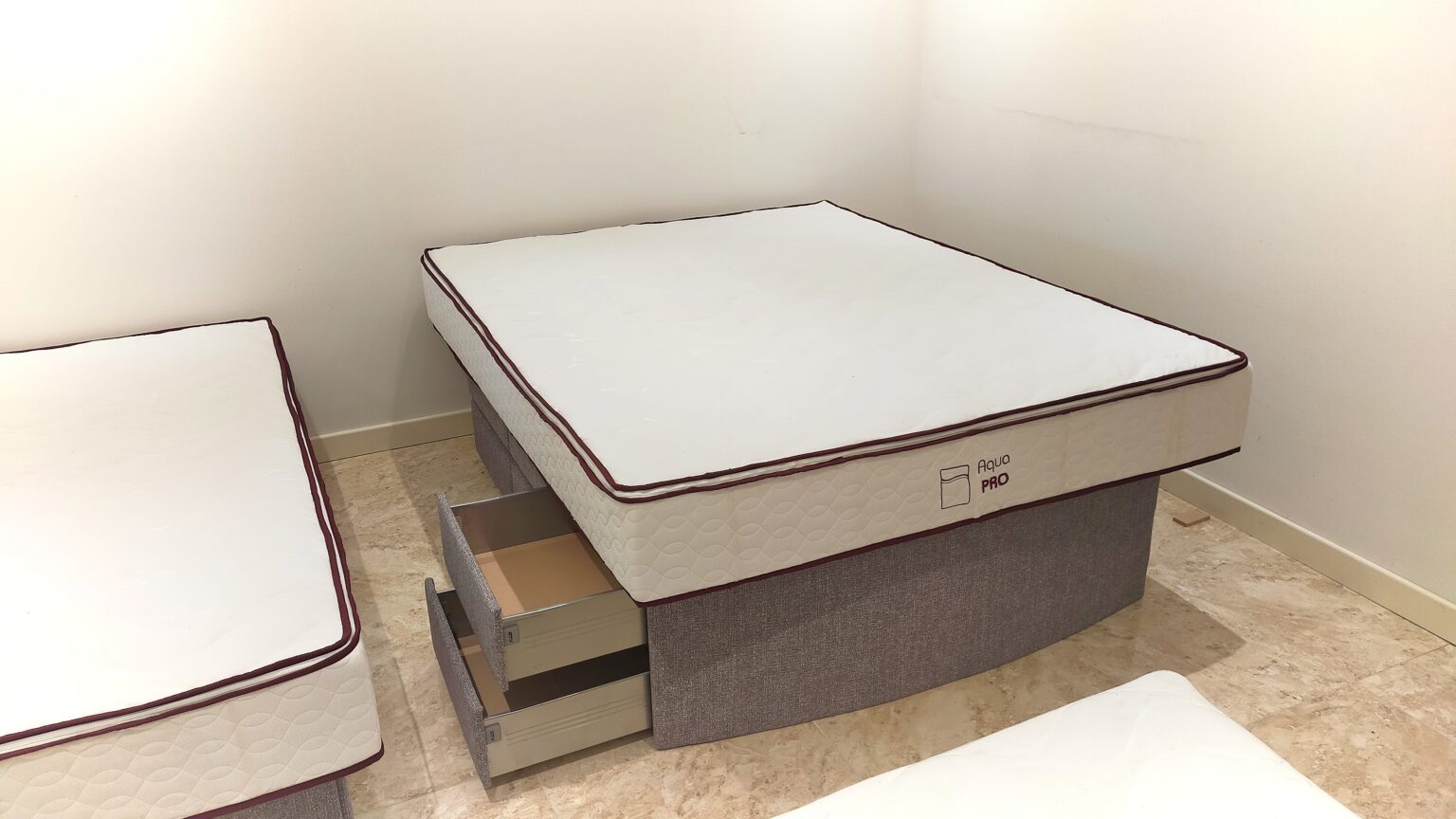 Aqua Pro waterbed + 12 Drawer Base Aquaglow Waterbeds